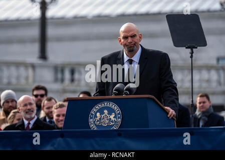 Harrisburg, USA. 15. Januar, 2019. Lt Gouverneur John fetterman spricht während Gouverneur Tom Wolfs Einweihung. Chris Baker Evens/Alamy Leben Nachrichten. Stockfoto