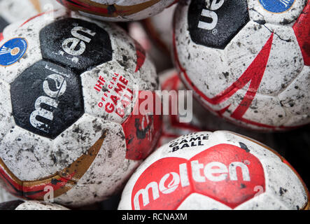 16 Januar 2019, Bayern, München: Handball: Wm, Japan - Island, Vorrunde, Gruppe B, 4. Spieltag in der Olympiahalle. Handbälle sind am Rande des Feldes vor dem Spiel. Foto: Sven Hoppe/dpa Stockfoto