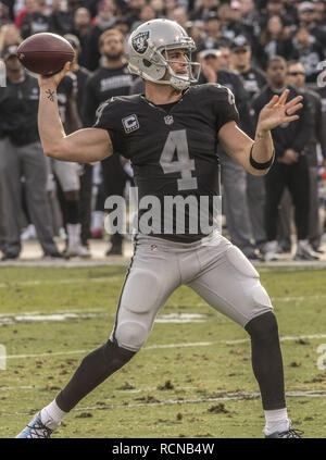 Oakland, Kalifornien, USA. 4. Dez 2016. Oakland Raiders Quarterback Derek Carr (4) fließt unter Druck am Sonntag, 04. Dezember 2016, an O. co Coliseum in Oakland, Kalifornien. Die Räuber besiegt die Rechnungen 38-24. Credit: Al Golub/ZUMA Draht/Alamy leben Nachrichten Stockfoto