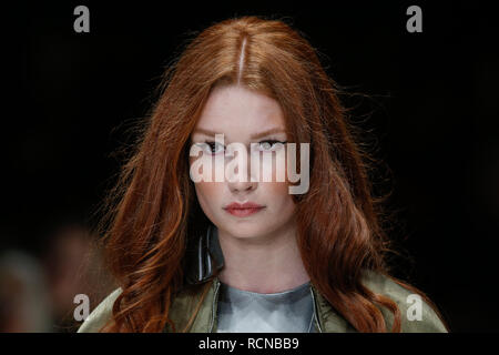 Berlin, Deutschland. 16 Jan, 2019. Ein Modell präsentiert die Mode der Designer" Rebekka Ruetz" im E-Werk. Auf der Berlin Fashion Week die Kollektionen für Herbst/Winter 2019/2020. Credit: Gerald Matzka/dpa-Zentralbild/dpa/Alamy leben Nachrichten Stockfoto