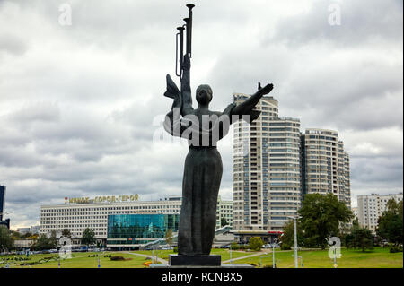 Minsk, Weißrussland - Οctober 4, 2018: Monument in der Nähe von Gebäude weißrussische Museum des Großen Vaterländischen Krieges in Minsk, Weißrussland Stockfoto