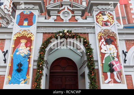 Rathausplatz mit Haus der Mitesser und St. Peter Kirche in der Altstadt von Riga Lettland Stockfoto