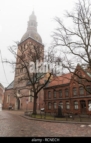 Historische Gebäude von Rigaer Dom, Lettland, im Winter mit Nebel am Himmel Stockfoto