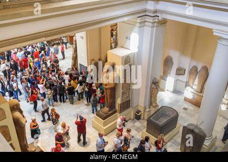 Innenansicht der busy Museum ägyptischer Altertümer (Museum Kairo), Kairo, Ägypten überfüllt mit Touristen und Ausflügler Stockfoto