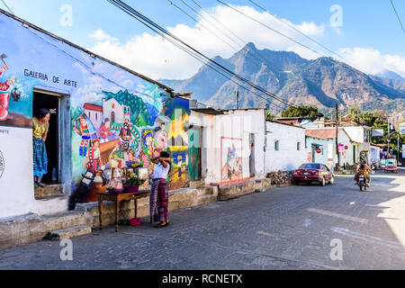 San Juan La Laguna, Atitlan See, Guatemala - Dezember 31, 2018: Straße Wandbild mit indischen Nase Nationalpark hinter im Lakeside Village. Stockfoto