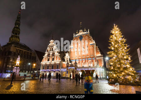 Rathausplatz mit Haus der Mitesser und St. Peter Kirche in der Altstadt von Riga bei Nacht mit Weihnachtsbaum, Lettland Stockfoto