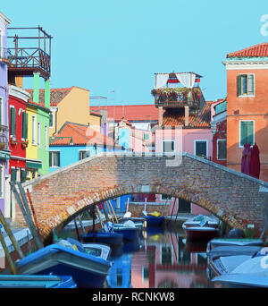 Alte Brücke in Ziegel in Insel Burano in der Nähe von Venedig in Italien und mehr farbige Häuser Stockfoto