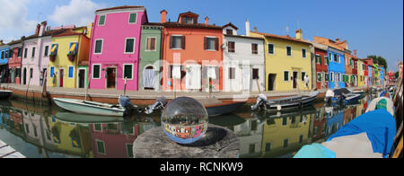 Farbige Häuser in Insel Burano in der Nähe von Venedig mit dem Fisheye Objektiv und einem Glas Globus fotografiert. Stockfoto