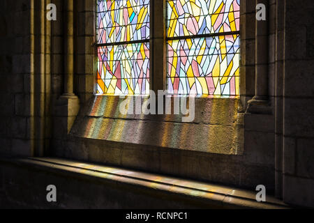 Teilweise mit Blick auf ein Buntglasfenster des französischen Malers Jean Le Moal, beleuchtet, die durch Sonnenlicht in der Kathedrale Saint-Vincent in Saint-Malo, Frankreich. Stockfoto