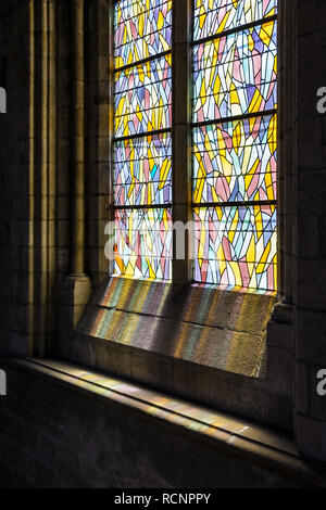 Teilweise mit Blick auf ein Buntglasfenster des französischen Malers Jean Le Moal, beleuchtet, die durch Sonnenlicht in der Kathedrale Saint-Vincent in Saint-Malo, Frankreich. Stockfoto