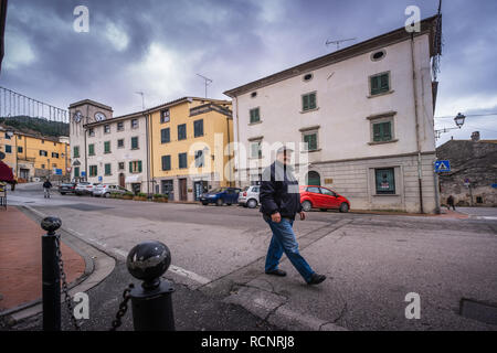 CASTELLINA MARITTIMA, Italien - 30. Dezember 2018: Fulvio Giaconi Platz mit dem Uhrenturm in Castellina Marittima, Provinz Pisa, Toskana Stockfoto