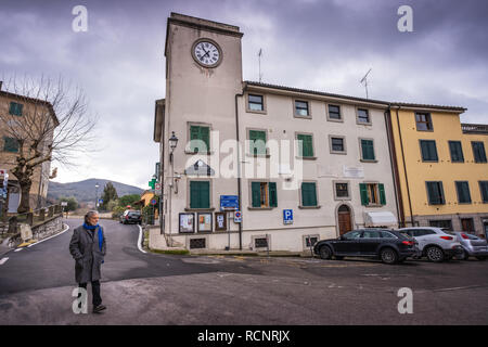 CASTELLINA MARITTIMA, Italien - 30. Dezember 2018: Fulvio Giaconi Platz mit dem Uhrenturm in Castellina Marittima, Provinz Pisa, Toskana Stockfoto