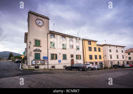 Fulvio Giaconi Platz mit dem Uhrenturm in Castellina Marittima, Provinz Pisa, Toskana Stockfoto