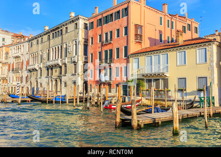 Venedig Piers für Gondeln auf dem Canal Grande, Italien. Stockfoto