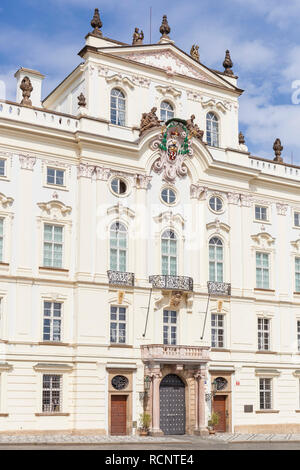 Der Palast des Erzbischofs von Prag Hradschin Platz Hradčanské náměstí Prag Tschechische Republik Europa Stockfoto