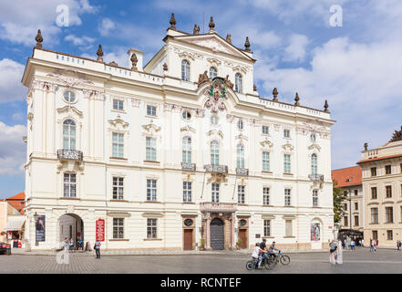 Prager Erzbischof's Palace Prag Hradschin Platz Hradčanské náměstí Prag Tschechische Republik Europa Stockfoto