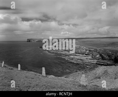 Anzeigen NNE von Hill von Borwick, die Landschaft von broch von borwick Eisen Alter Turm & Siedlung auf felsigen Klippen am Yesnaby, Orkney, Großbritannien thront Stockfoto