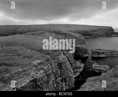 Blick WSW der Überreste der Broch von borwick Eisen Alter Turm & Siedlung auf felsigen Klippen thront auf Yesnaby auf dem W Küste Festland von Orkney, Schottland, Großbritannien Stockfoto