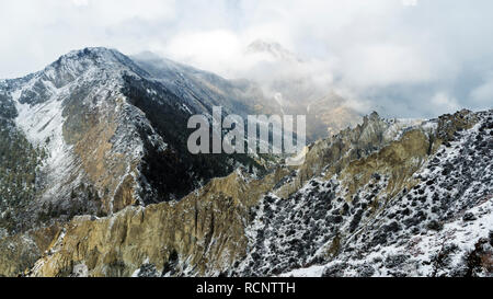 Landschaft in der Nähe von Manang auf dem Weg nach Yak Kharka nach Schneefall, Annapurna Umrundung, Nepal Stockfoto