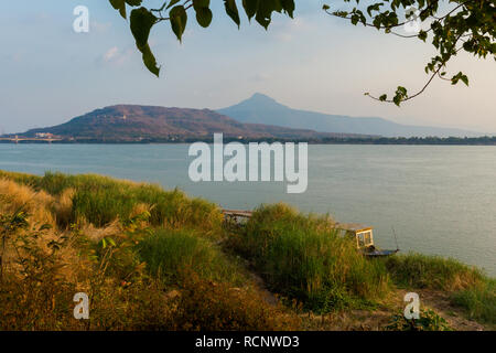 Schöne Aussicht genommen ich Pakse Stadt im Süden von Laos. Sonnenuntergang ladscape mit Mekong Fluss in Südostasien. Stockfoto