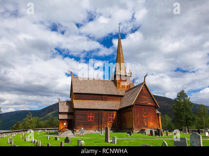 12. jahrhundert Holz- dreischiffige Hallenkirche Lom Stabkirche Lom (stavkyrkje), eine der ältesten verbliebenen Stabkirchen in Norwegen, Fossbergom, Oppland, Norwegen, Stockfoto