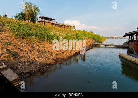 Schöne Aussicht genommen ich Pakse Stadt im Süden von Laos. Sonnenuntergang ladscape mit Mekong Fluss in Südostasien. Stockfoto