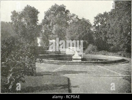 . Gartenkunst sterben. Landschaftsbau; Gärten - Europa. 154 STERBEN GARTENKUNST. XI, 9. Aus dem Schlofigarten von Neu-Strelitz. Brunnen vor dem Schlosse. Ganzen wesentlicli erhöht haben Beispiele, iirsiirünglich&lt; fe-Anlage waren. Aber trotz of this Schwächen ist der NeustreHtzer Schloß-Modernisierung in seiner monumentalen Einfachheit eine Anlage von großer Schönheit. Sie wirkt vielleicht sogar heute, obgleich mancher Eingriff in Human Rhythmus geschehen ist, besser und fertiger, als vor 150 Jahren. Denn sterben werden - gesamte Wachsung, namentlich sterben Reihenbäume und Hecken zeigen erheblich stattlichere Umri Stockfoto