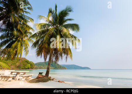 Sommer Landschaft auf der tropischen Insel Koh Kood Insel in Thailand. Landschaft mit Meer auf Ao Yak Strand genommen. Stockfoto