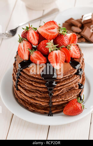Frische Erdbeeren auf Pfannkuchen Stockfoto
