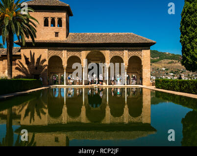 Touristen am des Generalife Palast mit Reflexion im Wasser Pool, Alhambra, Granada, Andalusien, Spanien Stockfoto