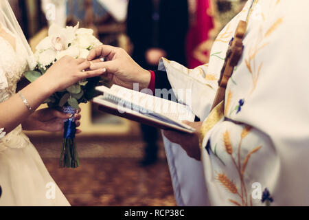 Hochzeit Hochzeit Ringe auf einem Finger 2019 Stockfoto