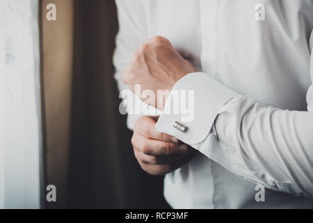 Hände korrekte Befestigung Manschetten weißen Hemden, Bräutigam 2019 Stockfoto