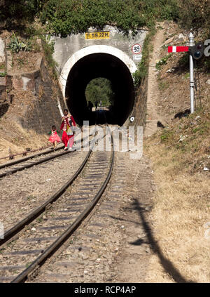 Frau und Kind zu Fuß entlang der Bahnstrecken. Stockfoto