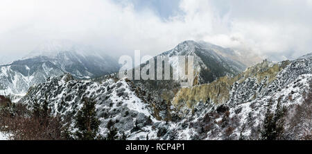 Landschaft in der Nähe von Manang auf dem Weg nach Yak Kharka nach Schneefall, Annapurna Umrundung, Nepal Stockfoto