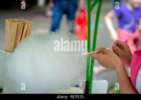 Frau bereitet Zuckerwatte im Park - Bild Stockfoto