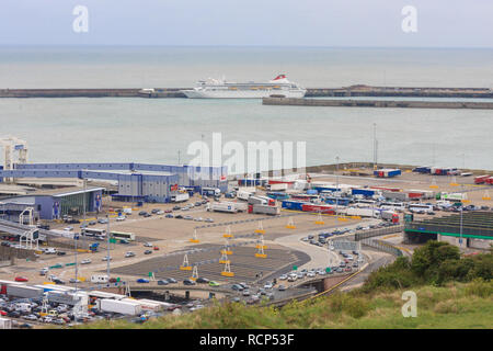 Lastwagen und Autos warten in den Linien a Cross Channel Fähre im Hafen von Dover. Das Schiff das Braemar auch im Hafen zu sehen ist. England, Großbritannien Stockfoto