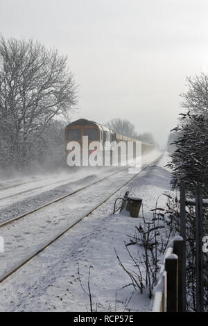 Class 66 GBRf Fracht Diesellok Reisen durch Schnee zwischen Melton Mowbray Leicestershire und Oakham Rutland UK Stockfoto