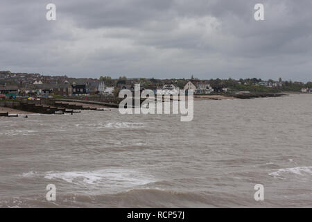 Whitstable direkt am Meer an einem windigen, kalten bedeckt Frühlingstag. Kent, England, Großbritannien Stockfoto