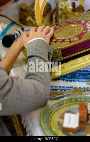 Hochzeit Gold Ringe stehend auf einer Platte in der Kirche 2019 Stockfoto