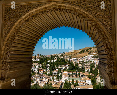 Des Generalife Palast Fenster mit Blick auf die Altstadt Albaicin, Alhambra, Granada, Andalusien, Spanien Stockfoto