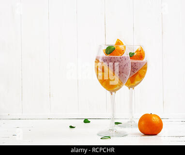 Köstliches dessert Panna Cotta mit Himbeersauce und Tangerine Gelee mit Champagner in transparenten Gläsern. Italienische Dessert. Stockfoto