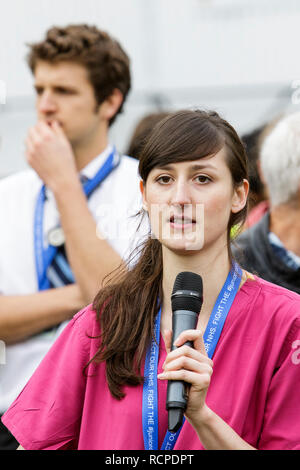 Eine NHS Arzt spricht sich gegen die neue Junior Arzt Verträge, die im 'Save unser NHS' Protest Demonstration und Kundgebung in Bristol. 10/10/2015 Stockfoto