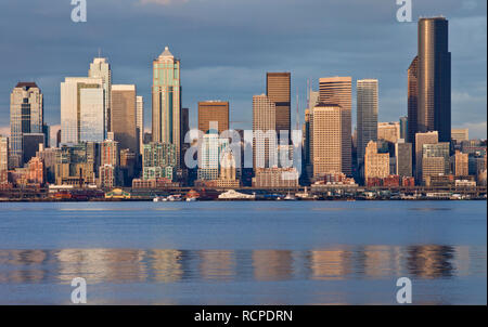 Die Innenstadt von Seattle über Elliott Bay suchen. Stockfoto