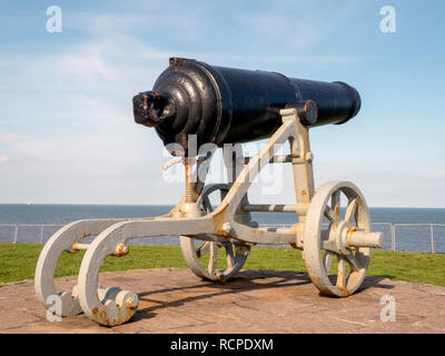 Eine alte russische Kanone aus dem Krimkrieg präsentiert Hartlepool im Jahre 1857 auf der Landspitze, Hartlepool, County Durham, England, UK. Stockfoto