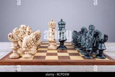 Schachbrett mit den Stücken in Ordnung zu bringen und die Könige konfrontiert Stockfoto