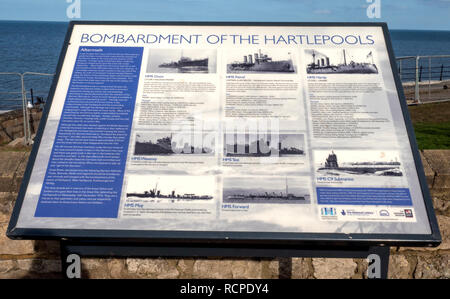 Touristische Information Board re Bombardierung der Hartlepools während des Krieges von 1914-1918 Heugh Landspitze, Hartlepool, County Durham, England, Großbritannien Stockfoto