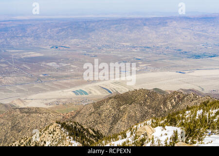 Blick auf ein Feld von Windenergieanlagen in North Palm Springs, Coachella Valley, vom Mount San Jacinto State Park, Kalifornien Stockfoto