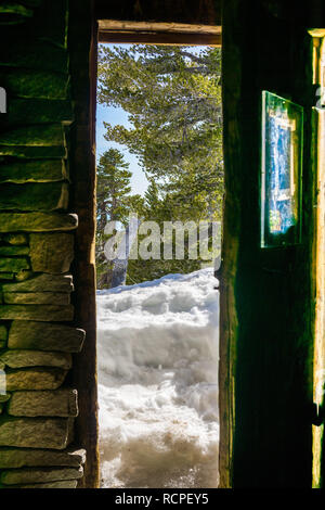 Berghütte Tür teilweise offen, Mount San Jacinto State Park, Kalifornien Stockfoto