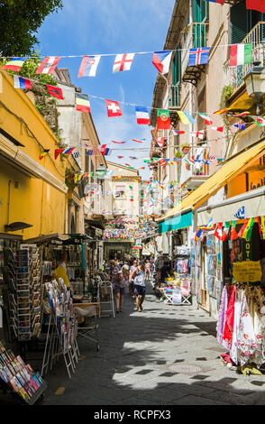 Seitenstraße in Sorrent Italien mit Souvenirs Stockfoto