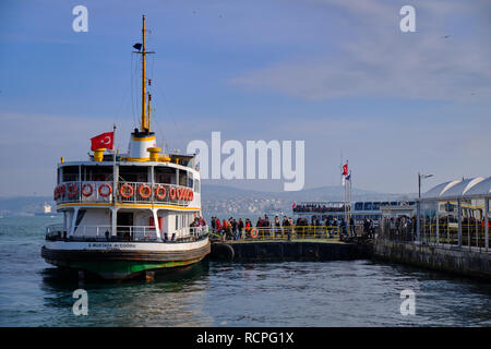 Istanbul, Türkei: die Menschen an Bord der Fähre in Eminönü station effektiv Europa verlassen, nach Asien durch den Bosporus Stockfoto